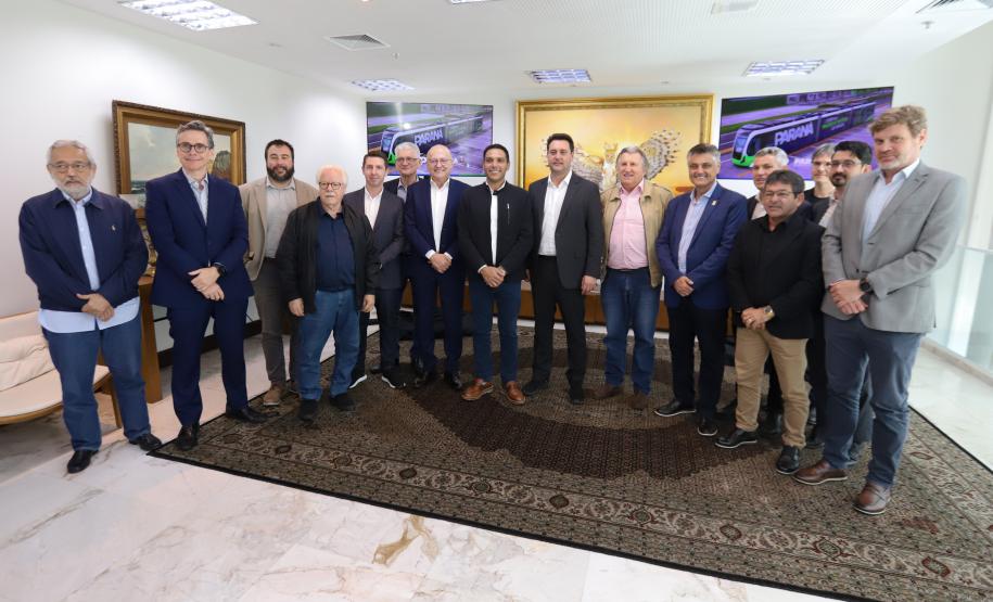 Ratinho Junior apresenta projeto inovador do transporte a prefeitos de Santa Catarina