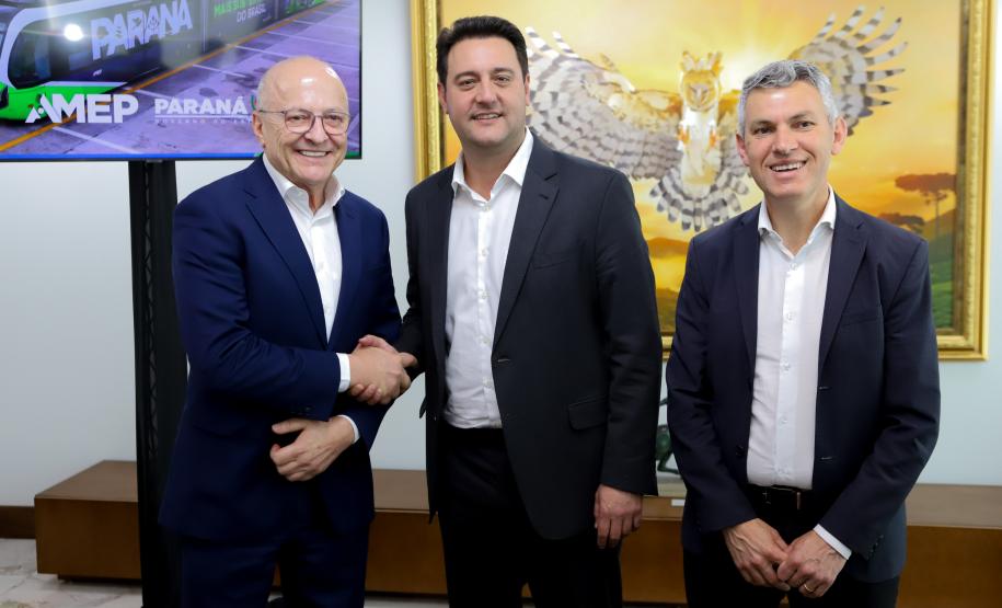 Ratinho Junior apresenta projeto inovador do transporte a prefeitos de Santa Catarina