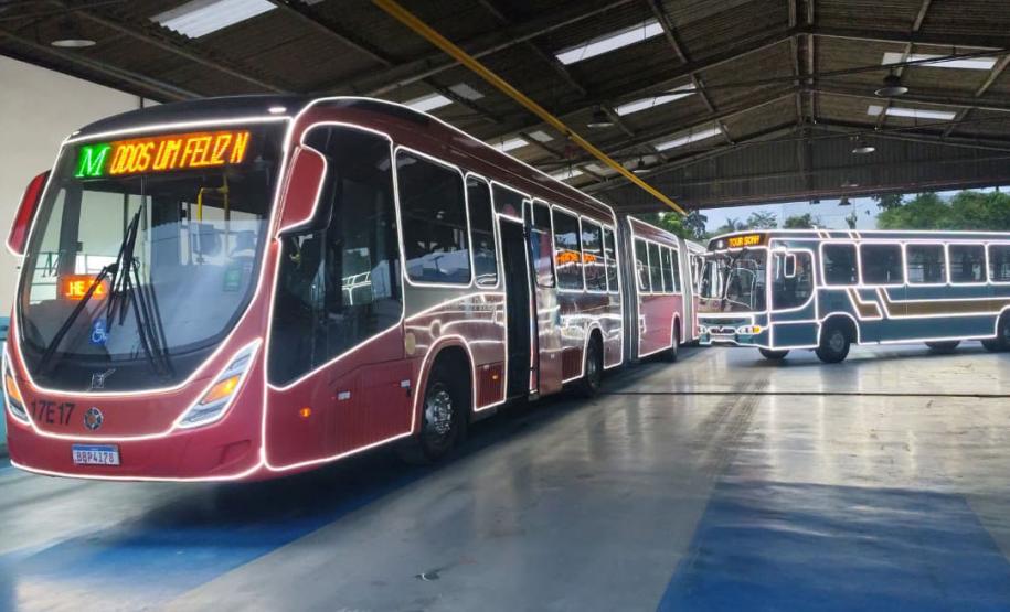 Ônibus com iluminação de Natal começam a circular na Região Metropolitana de Curitiba