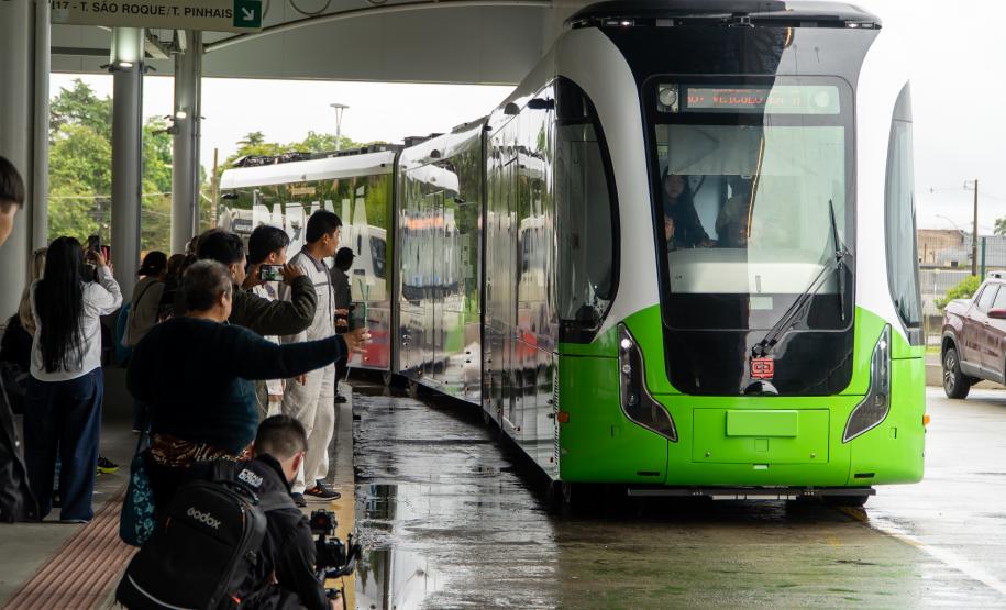 Primeiro na América do Sul: Bonde Urbano Digital começa a operar entre Pinhais e Piraquara