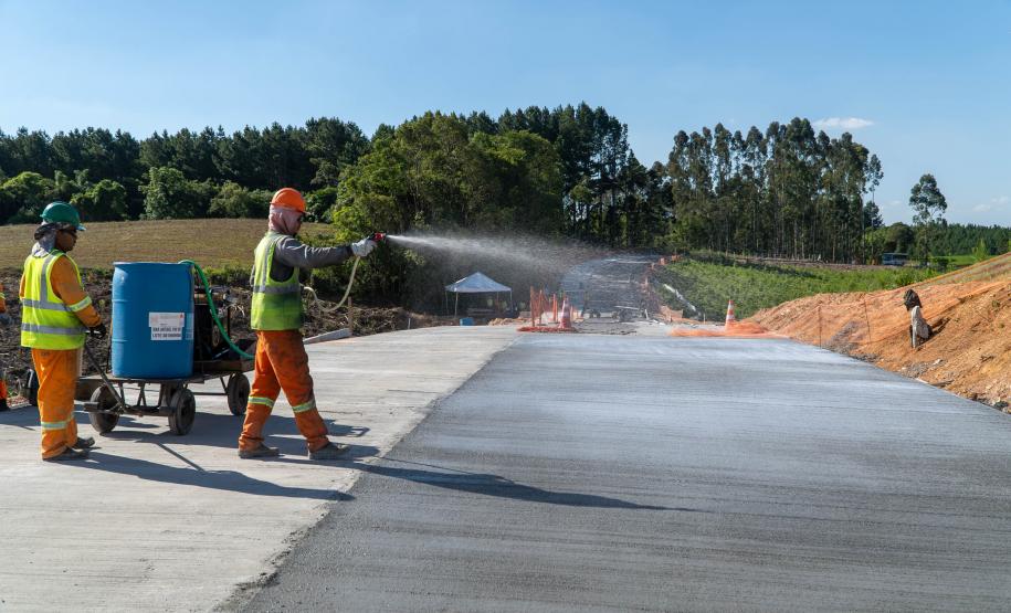 Pavimentação em concreto entre Mandirituba e São José dos Pinhais bate 50% de execução