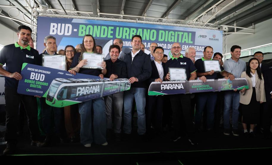 População se surpreende com tecnologia e aprova primeira viagem do Bonde Urbano Digital