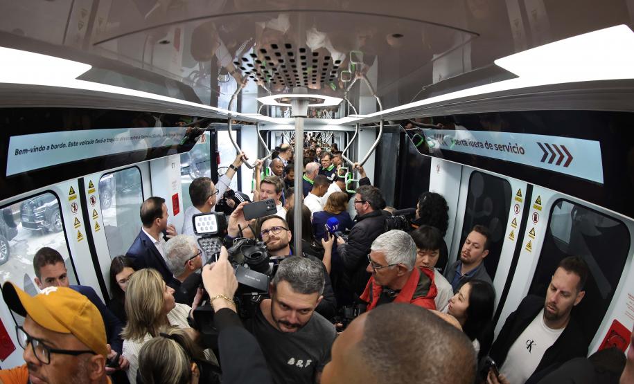 População se surpreende com tecnologia e aprova primeira viagem do Bonde Urbano Digital