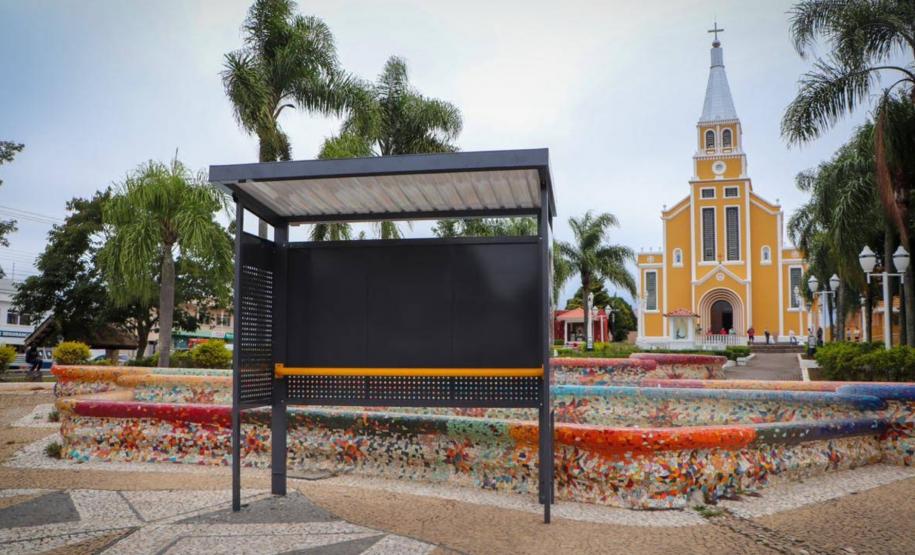 Estado conclui entrega de 1.200 abrigos de ponto de ônibus para 75 municípios do Paraná