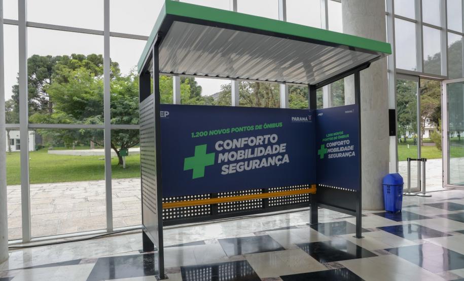Estado conclui entrega de 1.200 abrigos de ponto de ônibus para 75 municípios do Paraná