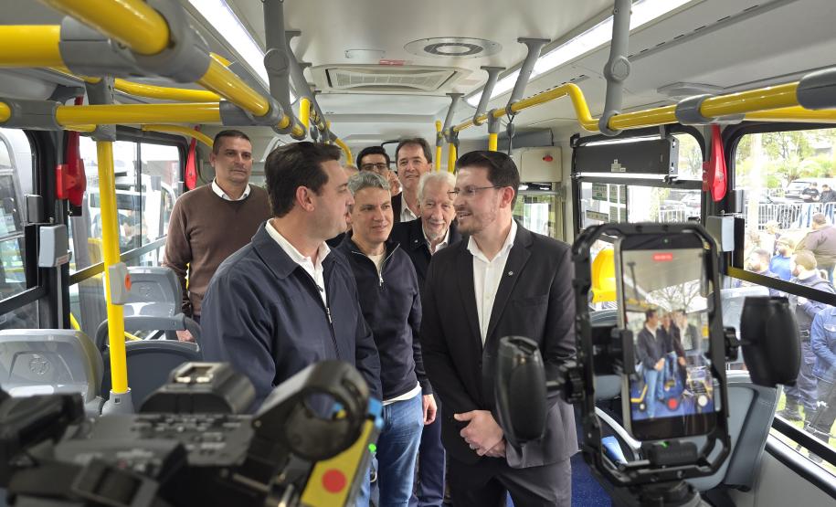 Estado entrega 37 novos ônibus Articulados Especiais para ligação entre Fazenda Rio Grande e Curitiba