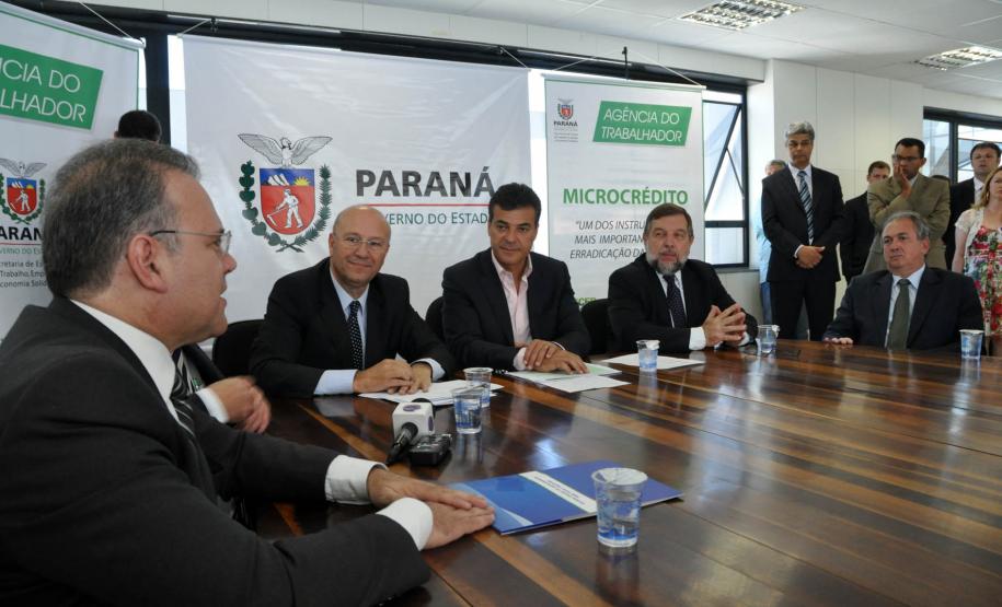 Governo assina convênio com a CEF para oferta de microcrédito O governador Beto Richa assinou no dia 21 de dezembro, no Palácio das Araucárias, um convênio com a Caixa Econômica Federal (CEF) para a oferta de microcrédito a pequenos empreendedores paranaenses formais e informais