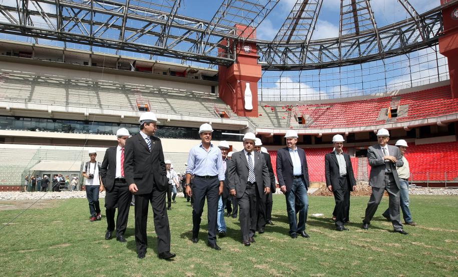 O governador Beto Richa acompanhou no dia 13 de fevereiro o ministro do Esporte, Aldo Rebelo, em uma vistoria ao estádio Joaquim Américo, do Clube Atlético Paranaense, em reformas para receber jogos da Copa do Mundo de 2014.