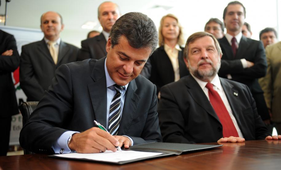 O governador Beto Richa assinou no dia 14 de fevereiro, no Palácio Iguaçu, em Curitiba, ordens de serviço para a construção, reparos e ampliações em 16 escolas do Estado. O investimento é de R$ 39,8 milhões e vai beneficiar mais de 17 mil alunos da rede estadual de ensino de todas as regiões do Estado