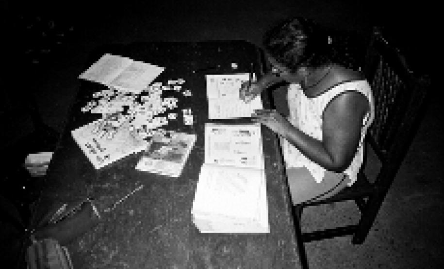 Em 2011, dezoito municípios do Paraná foram erradicados do analfabetismo. Destes, cinco são da Região Metropolitana de Curitiba (RMC): Curitiba, Pinhais, Rio Negro, São José dos Pinhais e Araucária.