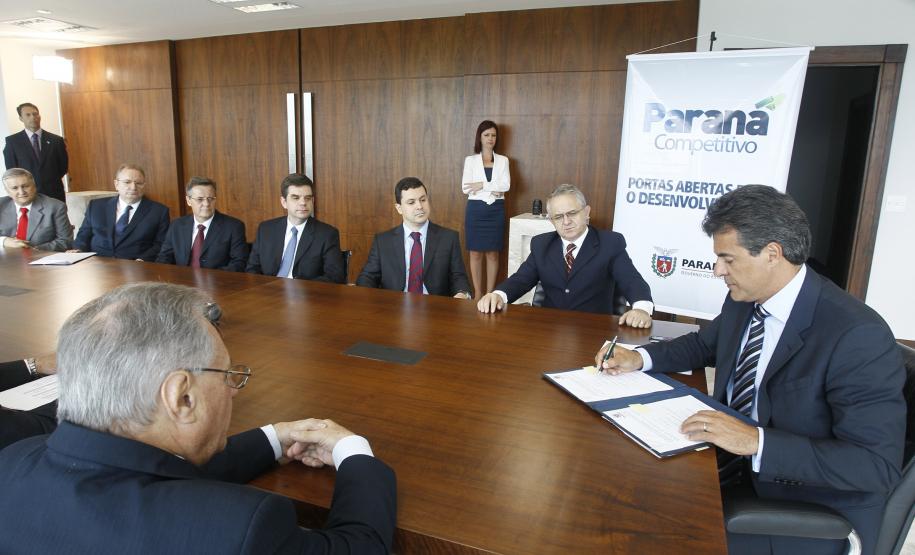 Empresa de embalagens investirá R$ 340 mi em Campo Largo O governador Beto Richa assinou no dia 14 de fevereiro, no Palácio Iguaçu, um protocolo de intenções com a multinacional SIG Combibloc, do segmento de embalagens, para investimento de R$ 340 milhões na ampliação da unidade fabril da empresa em Campo Largo