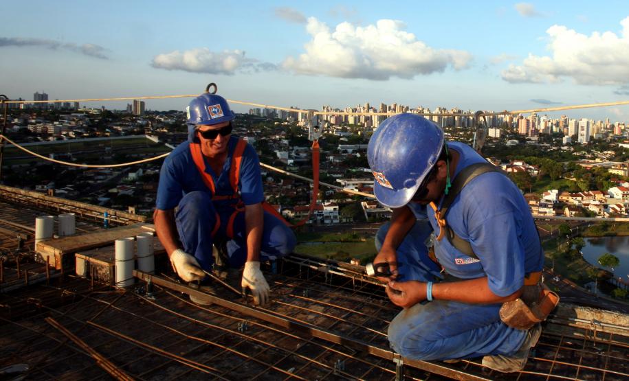 RMC tem a menor taxa de desemprego em janeiro A taxa de desocupação na Região Metropolitana de Curitiba (RMC) em janeiro foi de 3,8%, conforme a Pesquisa Mensal de Emprego, realizada pelo IBGE (Instituto Brasileiro de Geografia e Estatísticas) e Ipardes (Instituto Paranaense de Desenvolvimento Econômico e Social). A taxa é a menor entre as seis regiões pesquisadas e inferior também à média, que ficou em 5,5%.