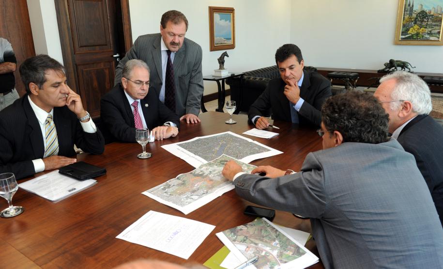 O presidente da Infraero, Antônio Gustavo Matos do Vale, reafirmou ao governador Beto Richa em reunião no dia 12 de março, no Palácio Iguaçu, o compromisso de realizar investimentos em aeroportos do Paraná.