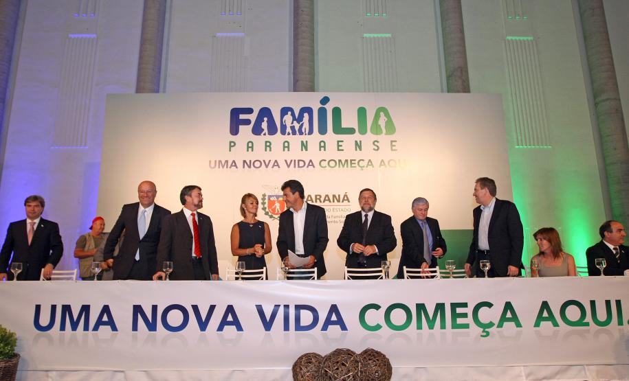 O governador Beto Richa e a secretária da Família e Desenvolvimento Social, Fernanda Richa, lançaram no dia 14 de março, em Curitiba, o programa Família Paranaense.