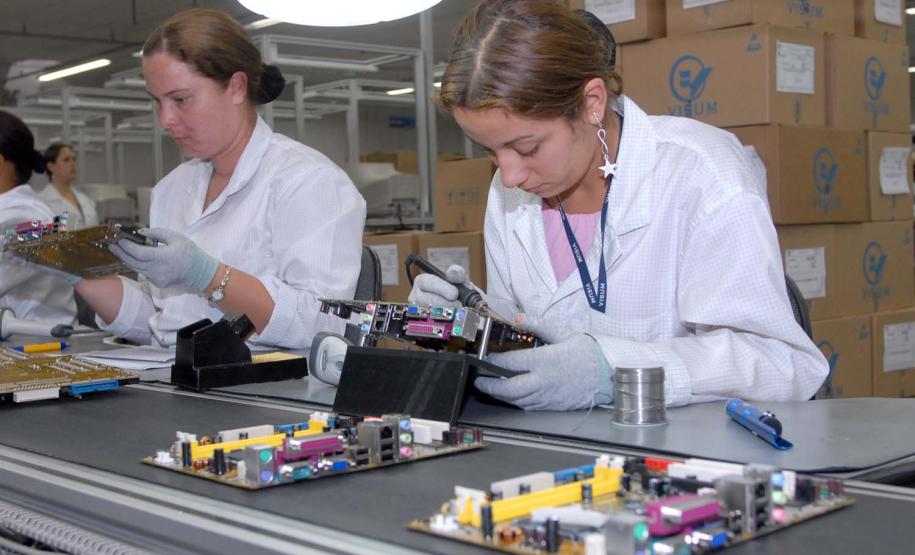 RMC gerou 5.075 novos empregos em fevereiro Foram criados 14.075 novos empregos com carteira assinada no Paraná em fevereiro, sendo que a Região Metropolitana de Curitiba (RMC) foi responsável por 5.075 contratações e os municípios do interior por 9.000 novos postos de trabalho.