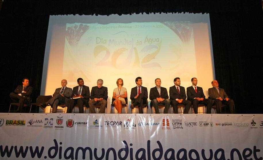 O governador Beto Richa assinou no dia 22 de março, ordem de serviço para obras de saneamento em sete municípios da Região Metropolitana de Curitiba.