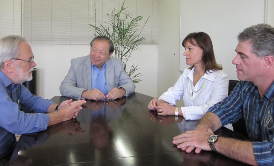 Comec e Fundación Metrópoli assinam convênio para desenvolvimento sustentável da RMC A Coordenação da Região Metropolitana de Curitiba (Comec) e a Fundación Metrópoli para la Innovación y el Diseñ del Território, assinaram convênio. Na foto Cleon Santos, Rui Hara, Angela Zanon e Sandro Setim