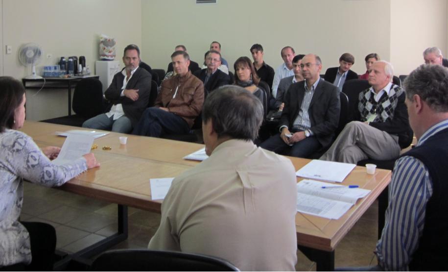 Reunião do Conselho Consultivo da Comec reúne prefeito da RMC Prefeitos e representantes de 17 municípios da Região Metropolitana de Curitiba (RMC) participaram nesta quarta-feira (28 de março) da 1° Reunião de 2012 do Conselho Consultivo da Comec