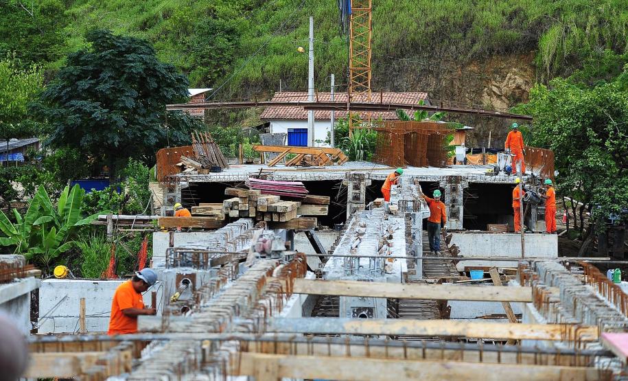 Governador entrega nova ponte sobre o Rio Ribeira O governador Beto Richa inaugurou no dia 30 de março a nova ponte sobre o Rio Ribeira. A obra fica na PR-092, entre os municípios de Doutor Ulysses e Cerro Azul.