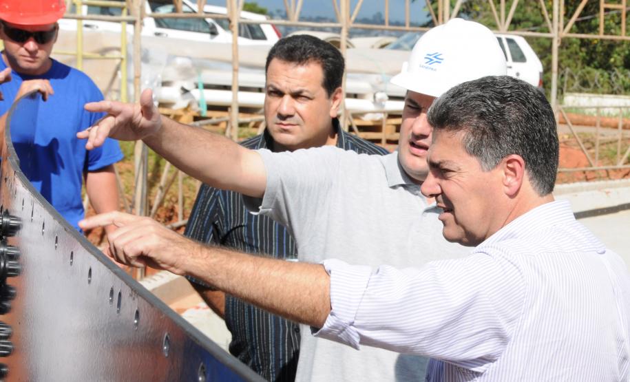 A Sanepar fixou no dia 03 de abril as primeiras placas de aço vitrificado do novo reservatório da Vila Guarani, em Colombo, na região metropolitana de Curitiba.