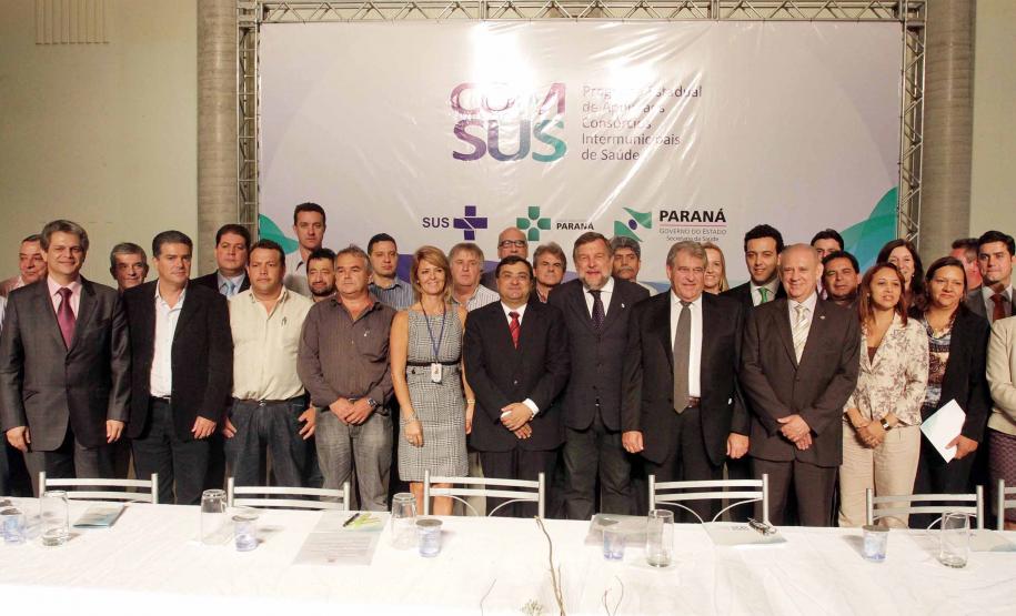 Os 24 consórcios intermunicipais de saúde do Estado assinaram no dia 11 de abril o termo de adesão ao Comsus, programa do governo estadual que destinará este ano R$ 26 milhões aos consórcios para qualificação da atenção secundária à saúde. O Comsus (Programa de Apoio aos Consórcios Intermunicipais de Saúde) amplia o acesso da população a consultas especializadas, a exames (como ultrassom, exames oftalmológicos e mamografias) e cirurgias eletivas ambulatoriais.