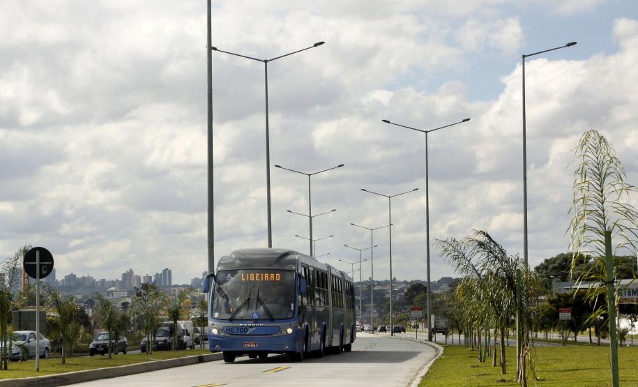 Prefeito de Curitiba autoriza obras do Ligeirão Norte O prefeito de Curitiba Luciano Ducci assinou no dia 13 de abril a ordem de serviço para início imediato das obras de pavimentação e adequação das canaletas das avenidas Paraná, João Gualberto e Sete de Setembro que vão permitir a implantação da terceira linha do Expresso Ligeirão.