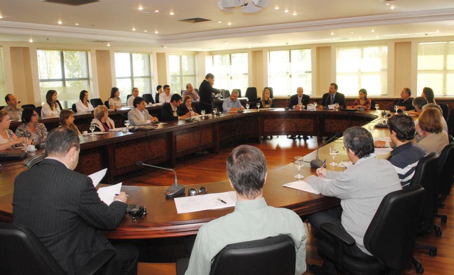 Paraná apresenta planos de desenvolvimento do turismo O secretário de Estado do Turismo, Faisal Saleh, apresentou no dia 18 de abril os Planos de Desenvolvimento Integrado de Turismo Sustentável (PDITS) aprovados pelo Ministério do Turismo para três polos turísticos paranaenses: Litoral; Curitiba, Região Metropolitana e Campos Gerais; e Foz do Iguaçu