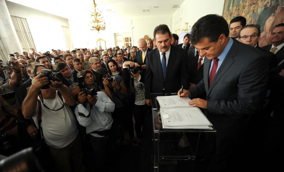 O governador Beto Richa e o secretário do Desenvolvimento Urbano, Cezar Silvestri, assinaram no dia 18 de abril a liberação de recursos que somam R$ 112,6 milhões para obras de infraestrutura urbana em 121 municípios do Estado.