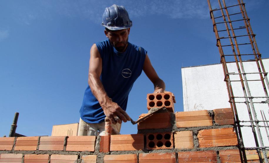 Feirão da Construção terá 5 mil vagas de emprego e ônibus gratuito O Mega Feirão será das 8h às 16, no Cietep, avenida Comendador Franco, 1341, no Jardim Botânico. Participarão do feirão 40 empresas e construtoras, com a oferta de 5 mil vagas de emprego em Curitiba e Região Metropolitana.