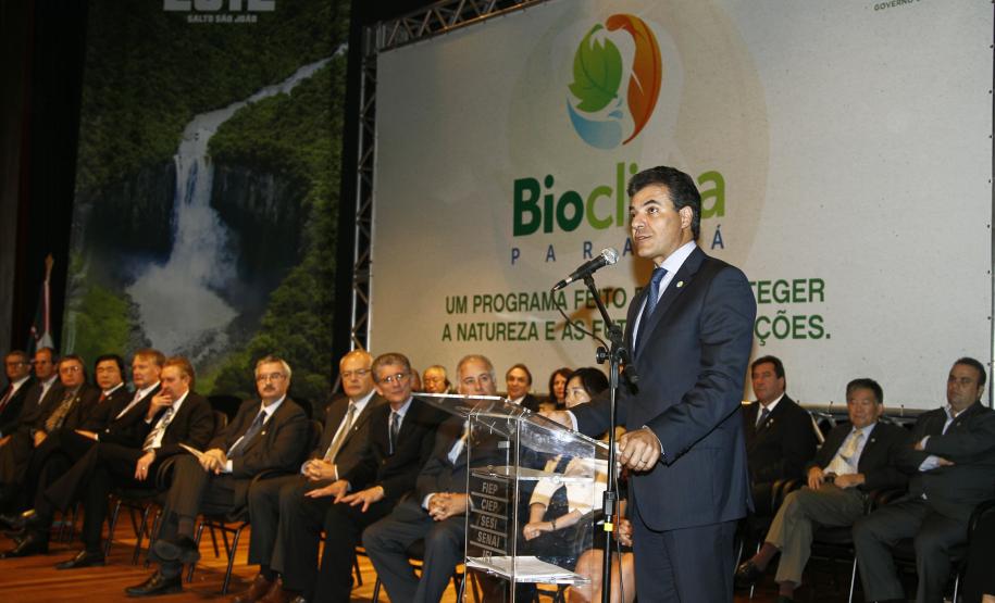O governador Beto Richa lançou no dia 24 de abril, em Curitiba, o programa Bioclima Paraná, um conjunto de medidas voltadas para a conservação e a restauração da biodiversidade que pretende transformar o Estado em referência na busca pelo equilíbrio ecológico e controle das mudanças climáticas.