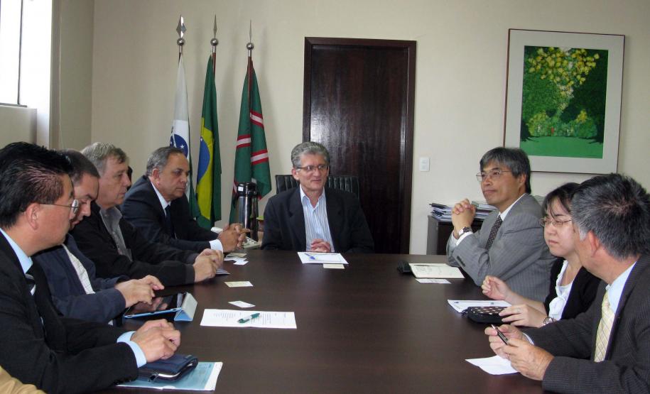 PR pode expandir plantio de seringueiras para atender Sumitomo O Paraná poderá expandir o plantio de seringueiras para atender a Sumitomo, fabricante japonesa de pneus que está se instalando em Fazenda Rio Grande, na região metropolitana de Curitiba, e deve começar a produzir em 2015.