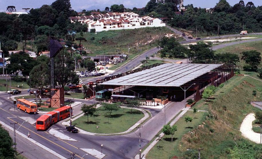 Terminal Santa Cândida será ampliado O Terminal Santa Cândida, por onde passam por dia 12 linhas de ônibus e 40 mil passageiros, vai ganhar uma nova estrutura. A ordem de serviço para início imediato das obras foi assinada pelo prefeito Luciano Ducci no dia 04 de maio,
