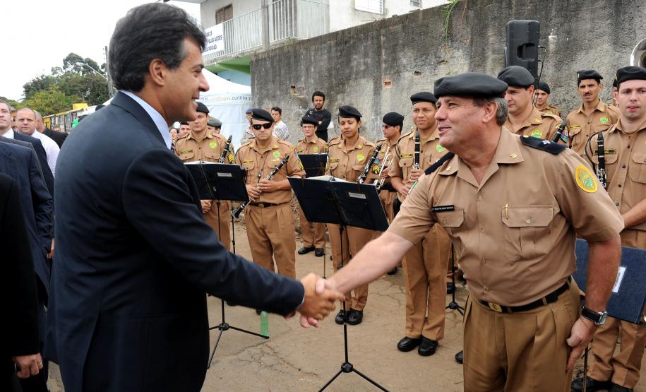 O governador Beto Richa e o prefeito de Curitiba, Luciano Ducci, instalaram oficialmente no dia 07 de maio a segunda Unidade Paraná Seguro (UPS) de Curitiba, no Parolin, bairro que tem a mais antiga ocupação irregular da capital. A região foi ocupada na semana passada pelas forças policiais do Estado, com apoio da Guarda Municipal.