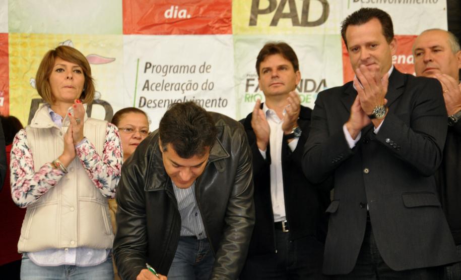 O governador Beto Richa inaugurou no dia 12 de maio a escola estadual Abílio Lourenço dos Santos, em Fazenda Rio Grande, Região Metropolitana de Curitiba. Também anunciou mais de R$ 30 milhões em investimentos para o município nas áreas da saúde, infraestrutura e pavimentação.