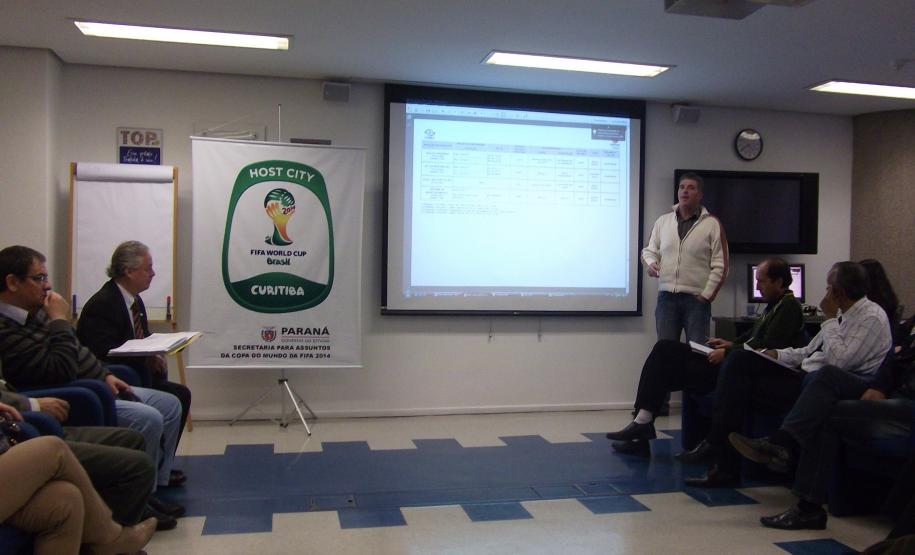 Cerca de R$ 2 bilhões estão sendo investidos em infraestrutura no Paraná nos preparativos para o mundial de futebol. O levantamento foi apresentando durante reunião realizada pela Câmara Temática da Infraestrutura da Secretaria para Assuntos da Copa 2014, no dia 14 de maio, em Curitiba.