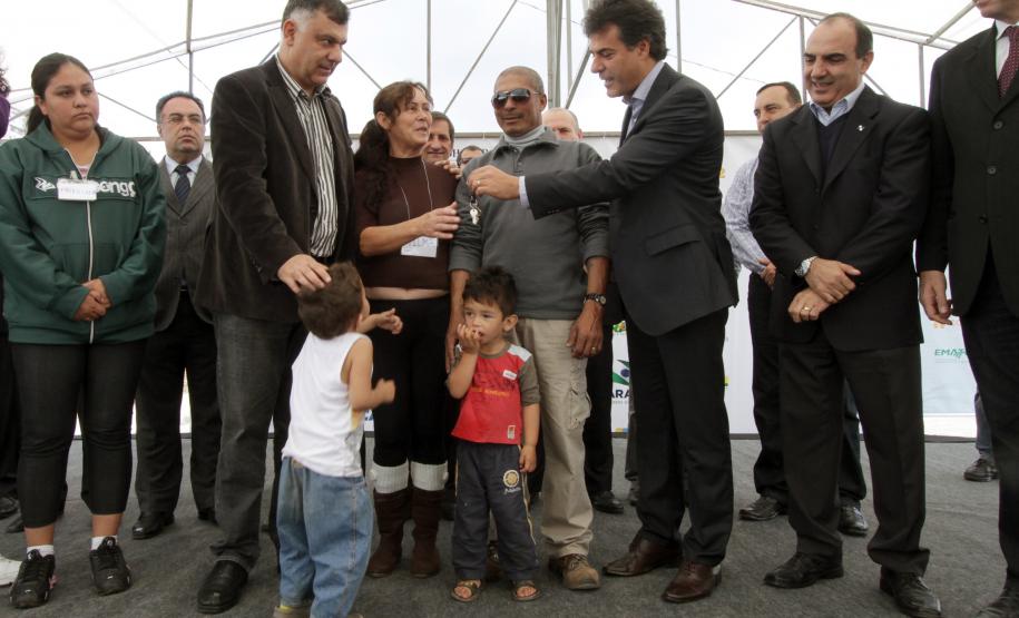 Primeira etapa do PAC Guarituba entrega 212 casas O governador Beto Richa participou no dia 21 de maio, em Piraquara, Região Metropolitana de Curitiba, da entrega de 212 casas do Residencial Madre Teresa de Calcutá. As moradias compõem a primeira etapa do PAC Guarituba, uma ação conjunta do governo federal em parceria com o Governo do Estado.