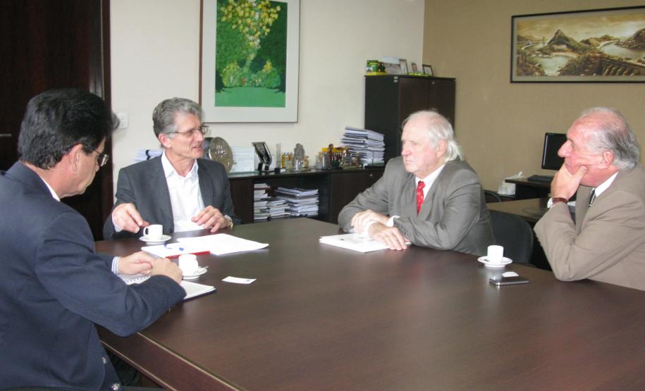 Governo discute alternativas para avicultores da RMC O secretário estadual da Agricultura e do Abastecimento, Norberto Ortigara, reuniu-se no dia 23 de maio, com o diretor de Tecnologia e Desenvolvimento Sustentável do frigorífico Marfrig, Clever Pirola Ávila, para discutir alternativas para avicultores de municípios da Região Metropolitana de Curitiba