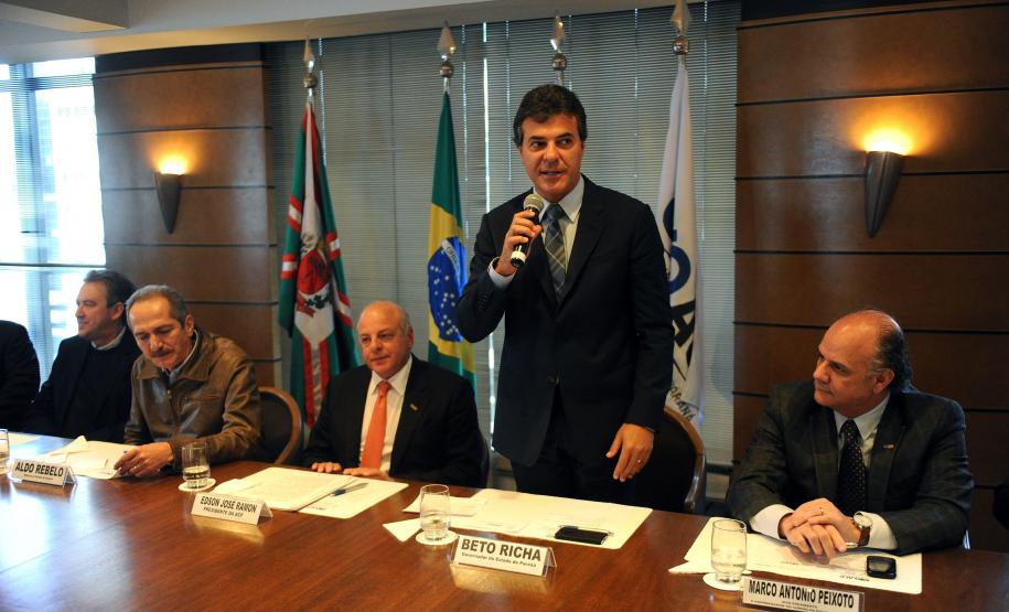 O governador Beto Richa afirmou no dia 12 de junho, durante encontro com o ministro do Esporte, Aldo Rebelo, em Curitiba, que as obras de infraestrutura urbana, em curso no Estado para a Copa do Mundo de 2014, vão proporcionar melhoria na qualidade de vida da população.