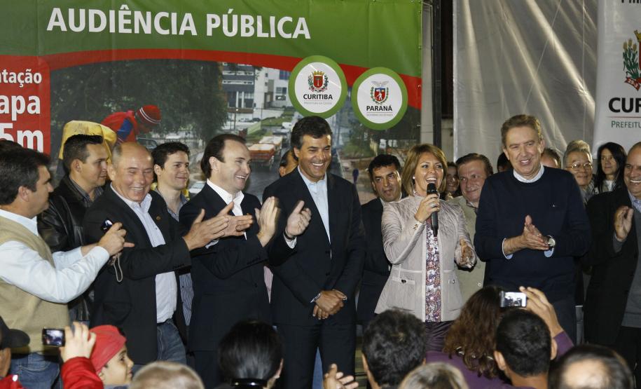 O governador Beto Richa e a secretária de Estado da Família e Desenvolvimento Social, Fernanda Richa, participaram no dia 12 de junho, de uma audiência pública com moradores da região Sul de Curitiba.
