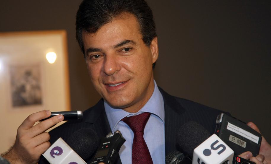 O governador Beto Richa autorizou no dia 19 de junho a formalização de convênios entre o Governo do Estado com hospitais e municípios para repasses que somam R$ 34 milhões. Os recursos vão reforçar o atendimento de saúde pública prestado em Curitiba, São José dos Pinhais, Guaratuba e Santo Antônio da Platina.