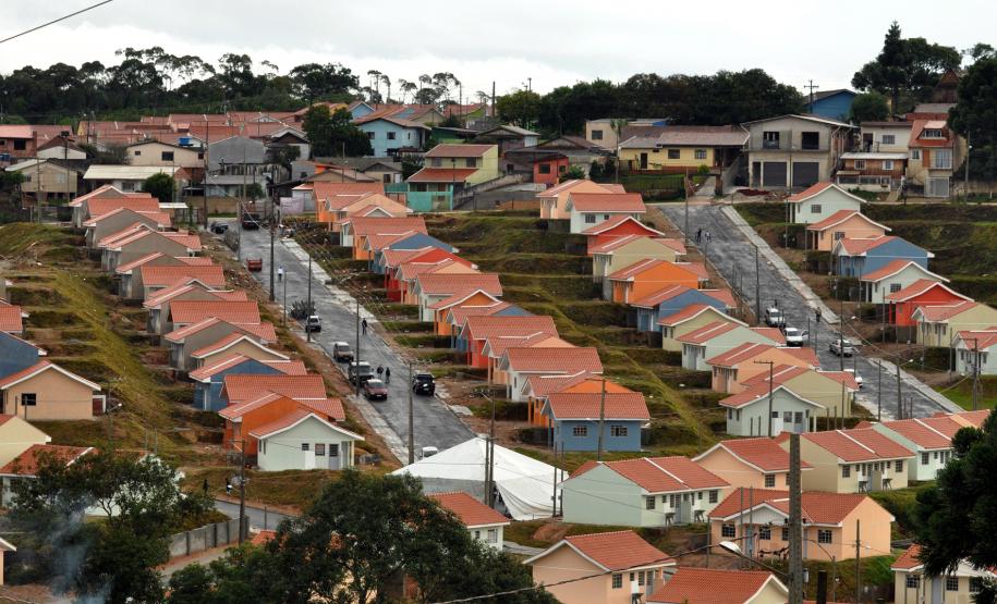 Convênio Cohapar e BB: 408 casas em Almirante Tamandaré A Companhia de Habitação do Paraná e o Banco do Brasil assinaram no dia 29 de junho convênio para construção de 408 em Almirante Tamandaré, na Região Metropolitana de Curitiba e 340 unidades habitacionais em Cambé, Região Metropolitana de Londrina.