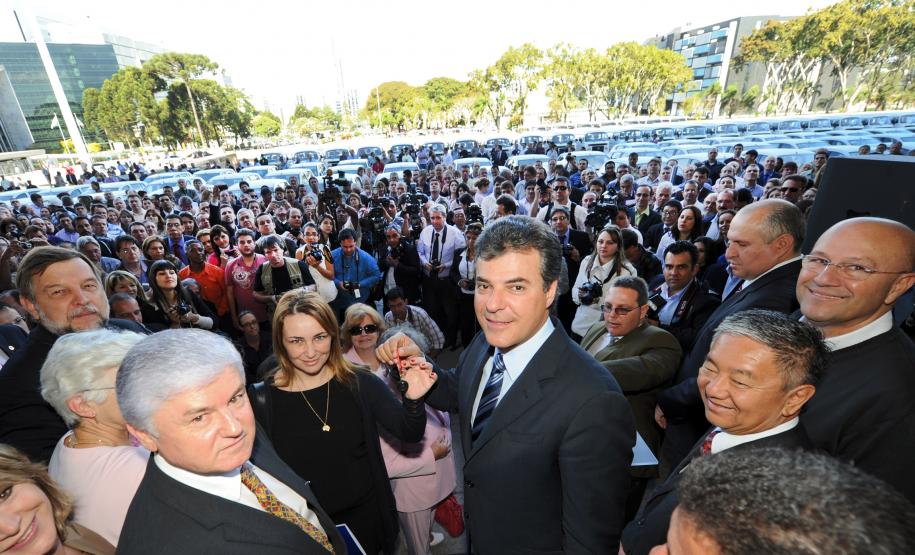 O governador Beto Richa entregou no dia 03 de julho, no Palácio Iguaçu, em Curitiba, 254 veículos que vão reforçar a estrutura do Estado, de municípios e entidades nas áreas da educação especial, saúde e trabalho. Foram investidos R$ 8,7 milhões na aquisição dos automóveis. Richa ainda anunciou o repasse de 450 equipamentos de informática (computadores e impressoras) para entidades sociais do Paraná.