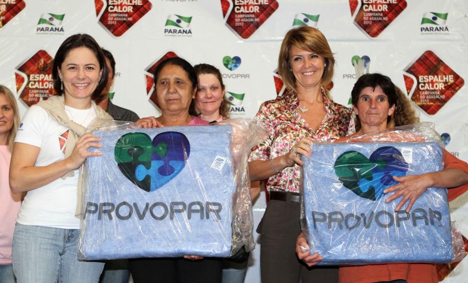 A secretária da Família e Desenvolvimento Social, Fernanda Richa, visitou no dia 04 de julho o município de Piên, na Região Metropolitana de Curitiba, onde conheceu os projetos sociais desenvolvidos pelo Centro de Atendimento à Mulher (Camu) e entregou cobertores;