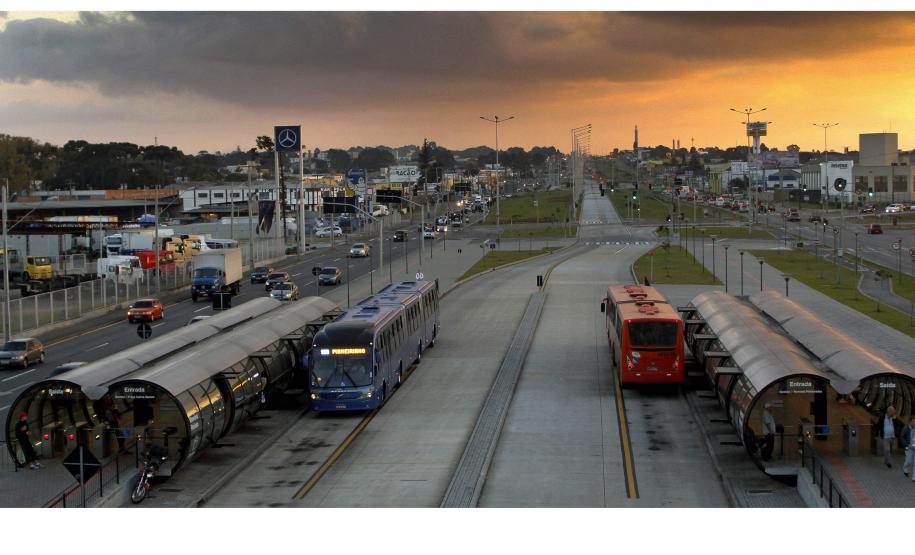 A Rede Integrada de Transporte passará a contar, até julho do ano que vem, com câmeras de monitoramento nos 21 terminais urbanos, no Terminal Guadalupe e nas 364 estações tubo que compõem o sistema.  Serão, no total, 622 câmeras já licitadas pela Prefeitura Municipal de Curitiba e que fazem parte de projetos do Sistema Integrado de Mobilidade (SIM) em implantação pela Prefeitura.