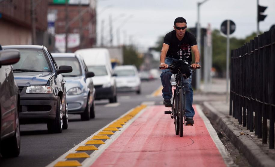 Curitiba terá 400 km de vias para bicicletas A malha cicloviária de Curitiba chegará a 400 quilômetros, com a criação de novos ramais integrados à rede atual, de 120 quilômetros, que já é a segunda maior do país. A ampliação das vias cicláveis na cidade, prevista no Plano Diretor Cicloviário, elaborado pelo Ippuc, avança na cidade com obras em ciclovias, ciclofaixas, e calçadas compartilhadas.