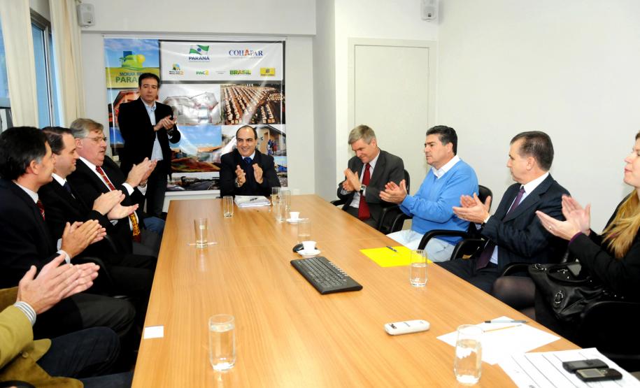 Cohapar vai construir 992 casas em Colombo A Companhia de Habitação do Paraná (Cohapar) vai construir 992 casas em Colombo, na Região Metropolitana de Curitiba. O projeto receberá investimento de R$ 56 milhões e atenderá famílias com renda mensal de até três salários mínimos, com recursos provenientes do Fundo de Arrendamento Residencial (FAR).