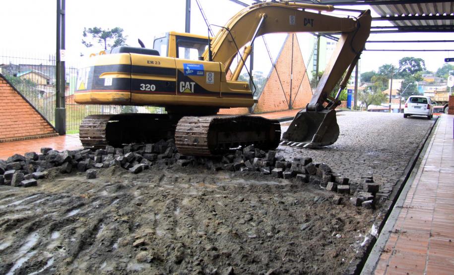 Inicia a reforma e ampliação do Terminal Santa Cândida Mais uma obra de mobilidade urbana está em andamento em Curitiba. No dia 11 de julho a Prefeitura iniciou a reforma do Terminal Santa Cândida que vai ganhar mais quatro mil metros de área construída, com novas plataformas de embarque e desembarque e novas áreas de comércio e serviços.