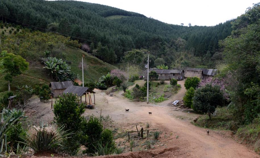 A Companhia de Habitação do Paraná (Cohapar) vai construir 40 moradias rurais em Cerro Azul e Doutor Ulysses, no Vale da Ribeira. Os contratos com as famílias beneficiadas, no valor total de R$ 1 milhão, foram assinados no dia 18 de julho e são resultado da parceria entre os programas Morar Bem Paraná Rural, do governo do estado, e Minha Casa Minha Vida Rural, do governo federal.