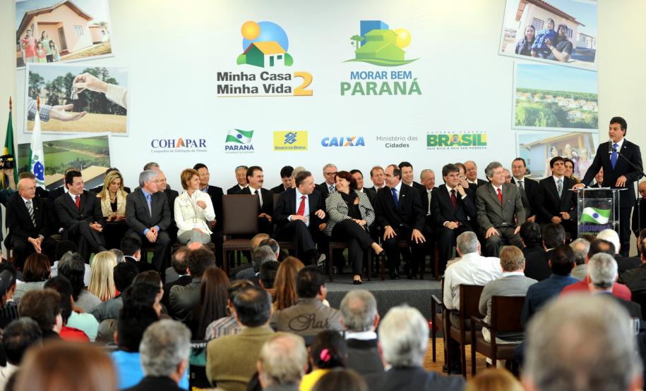 O governador Beto Richa e o ministro das Cidades, Aguinaldo Ribeiro, firmaram no dia 23 de julho, no Palácio Iguaçu, em Curitiba, o acordo de cooperação que assegura ao Paraná R$ 3,375 bilhões para a construção de 70 mil moradias no Estado.