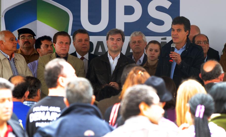 O governador Beto Richa afirmou no dia 26 de julho que até o final deste ano o governo estadual deverá lançar concurso público para a contratação de 6.000 policiais militares. O anúncio foi feito durante a instalação de mais duas Unidades Paraná Seguro (UPS) na Cidade Industrial de Curitiba (CIC), no conjunto Caiuá e na Vila Nossa Senhora da Luz.